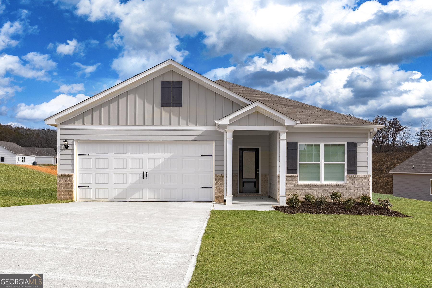 a view of a house with backyard