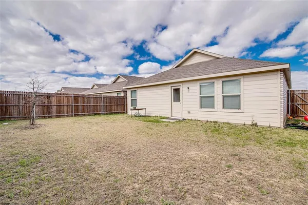 $1,950 | 1105 Wildflower Street, Ennis, TX 75119