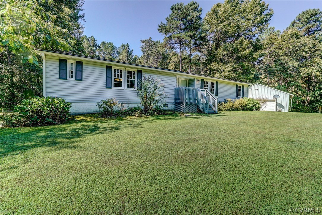 a view of a house with a yard