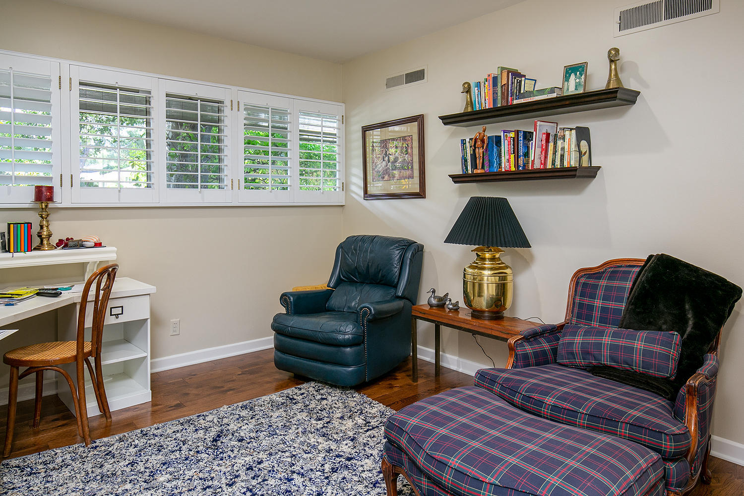 600 Busch Place Pasadena, CA 91105 - Photo 28 of 47 a living room with furniture and a window