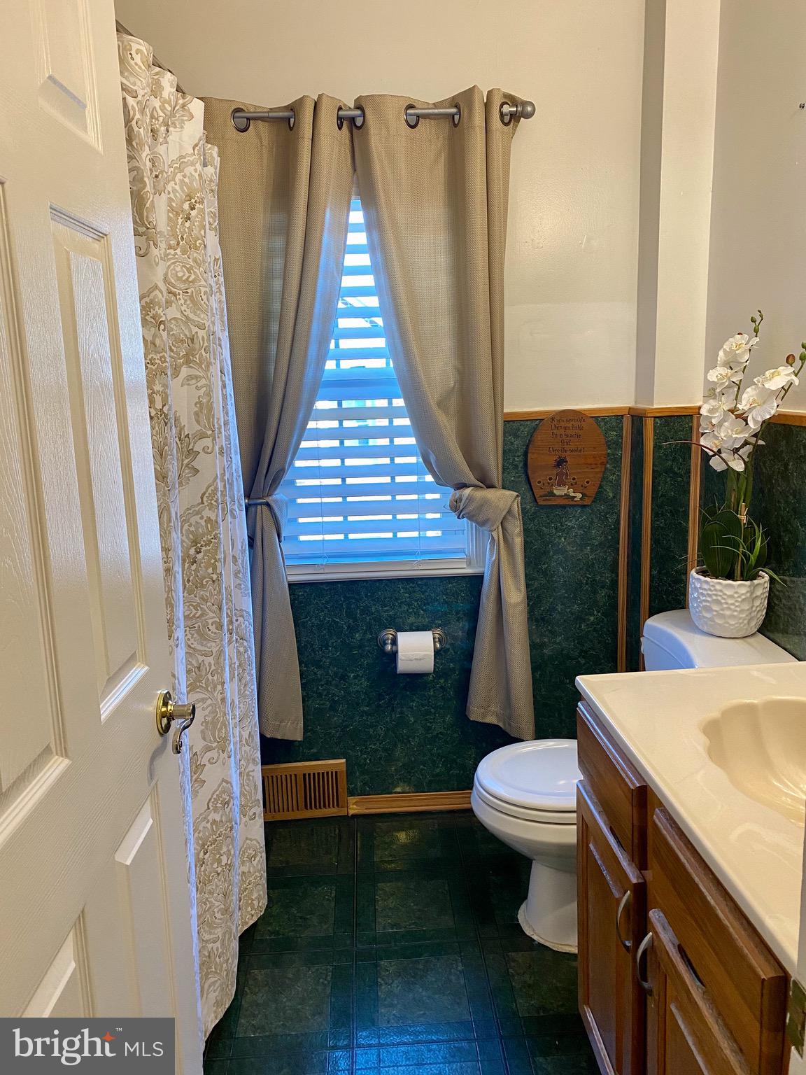 30 Dewey Road Cheltenham, PA 19012 - Photo 29 of 40 Full hall bath