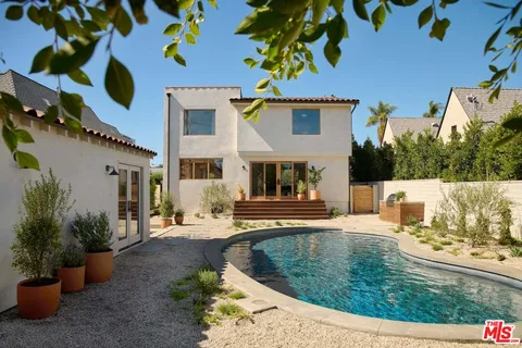 a view of a house with backyard