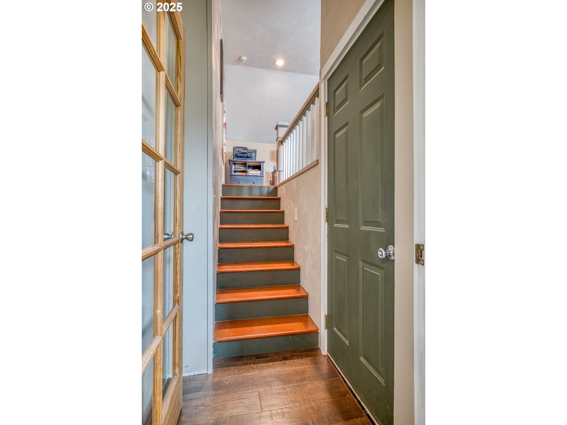 315 Ash Street Myrtle Point, OR 97458 - Photo 36 of 39 Staircase