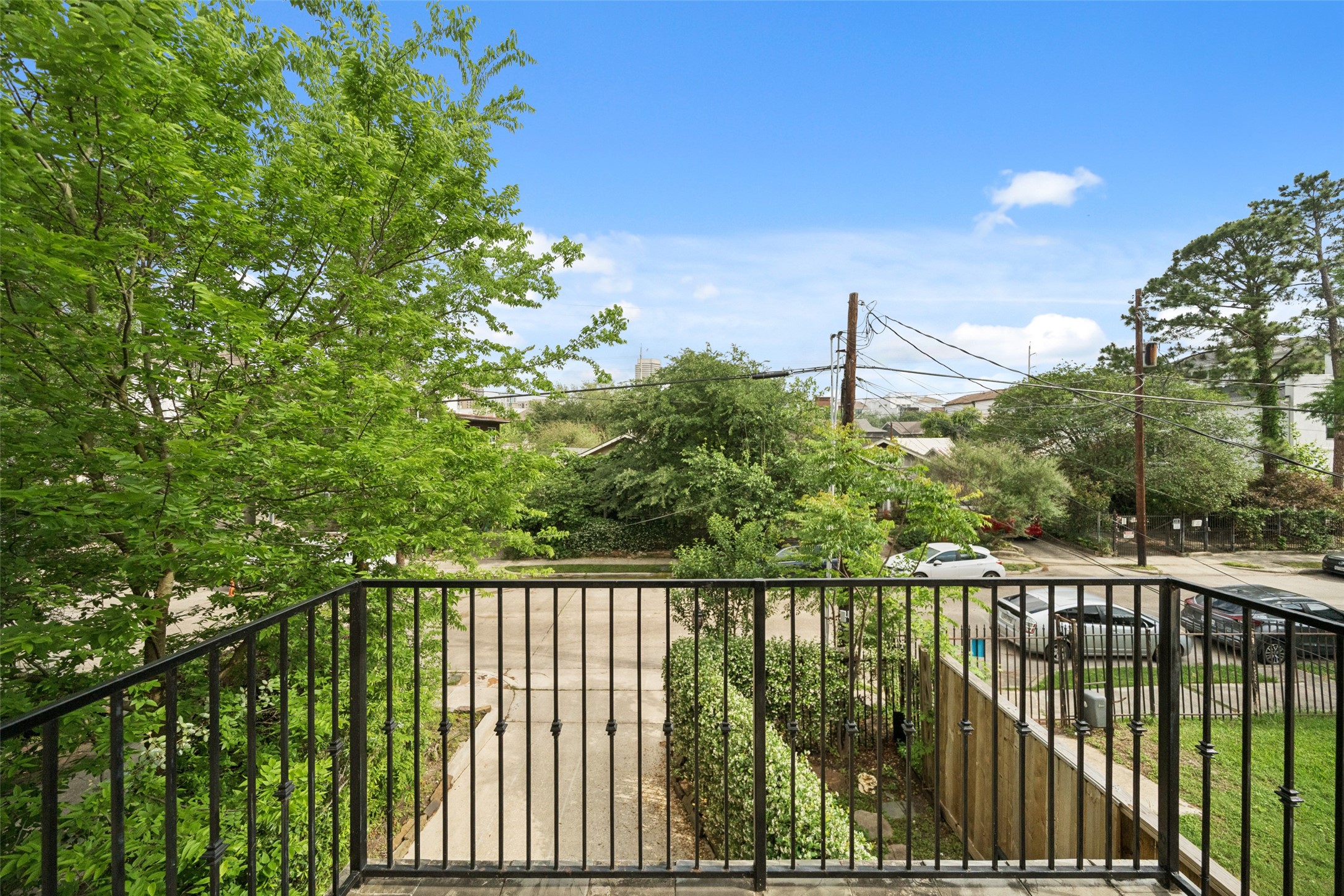 1317 Bomar Street Houston, TX 77006 - Photo 11 of 32 a balcony with a green space