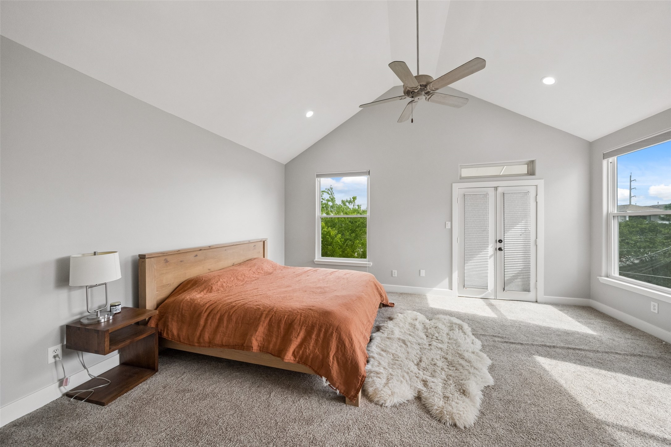 1317 Bomar Street Houston, TX 77006 - Photo 17 of 32 a bedroom with a bed and window