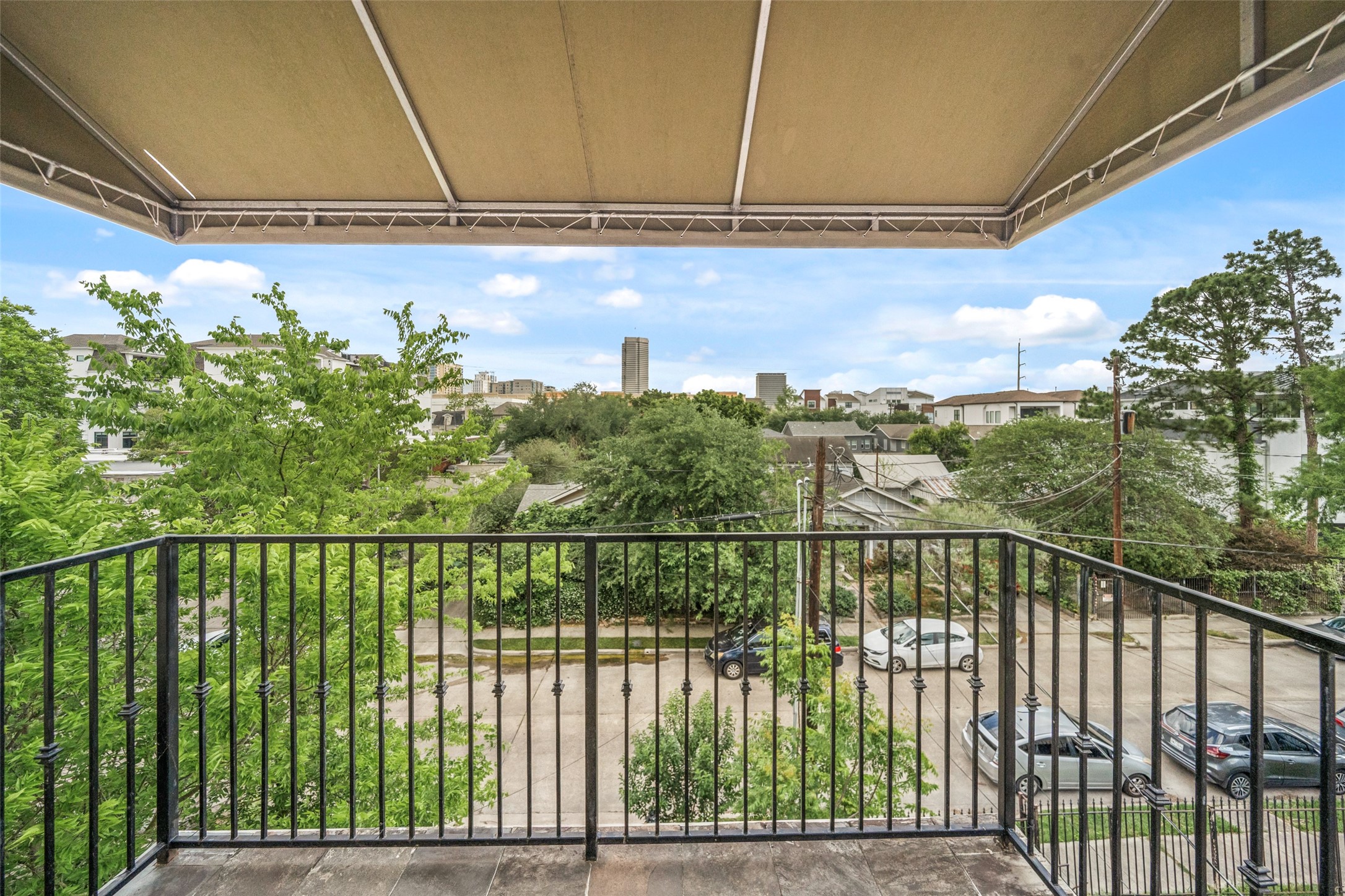 1317 Bomar Street Houston, TX 77006 - Photo 19 of 32 a view of a balcony