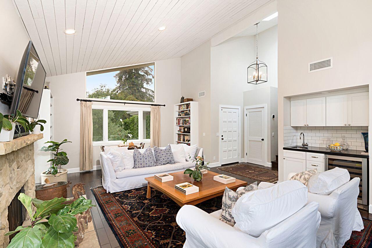 544 Santa Rosa Lane Montecito, CA 93108 - Photo 6 of 34 SantaRosa544.LivingArea3