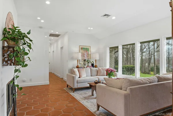$2,248,000 | 6 Greatmeadow Road, Locust Valley, NY 11560
