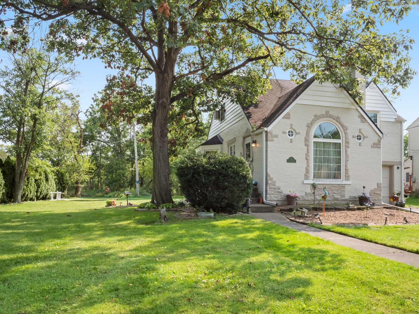 72 Radnor Lane Crete, IL 60417 - Photo 2 of 25 a front view of a house with a yard