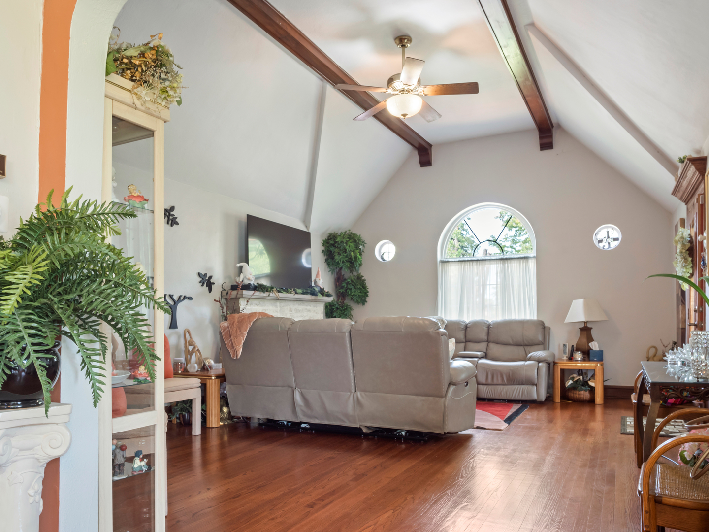72 Radnor Lane Crete, IL 60417 - Photo 6 of 25 a living room with furniture and a window