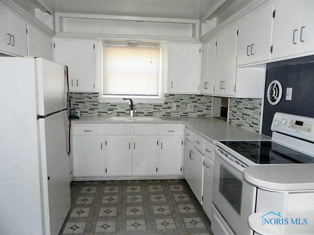 4433 Bowen Road Toledo, OH 43613 - Photo 3 of 20 Kitchen.