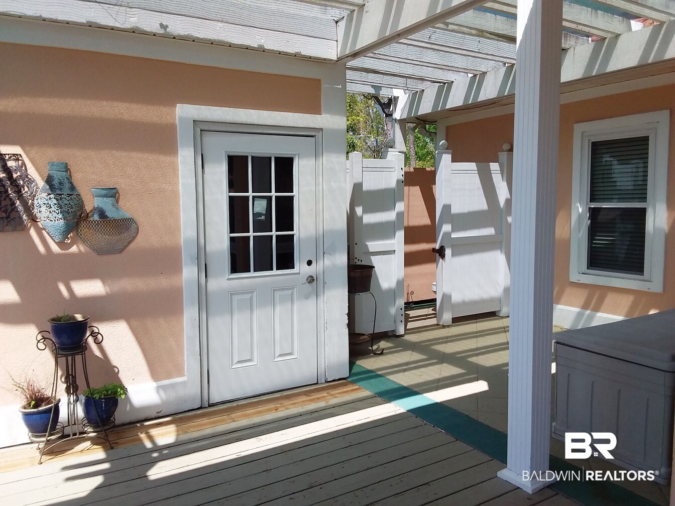 8491 Bay Harbor Road Elberta, AL 36530 - Photo 37 of 50 Storage & outside shower