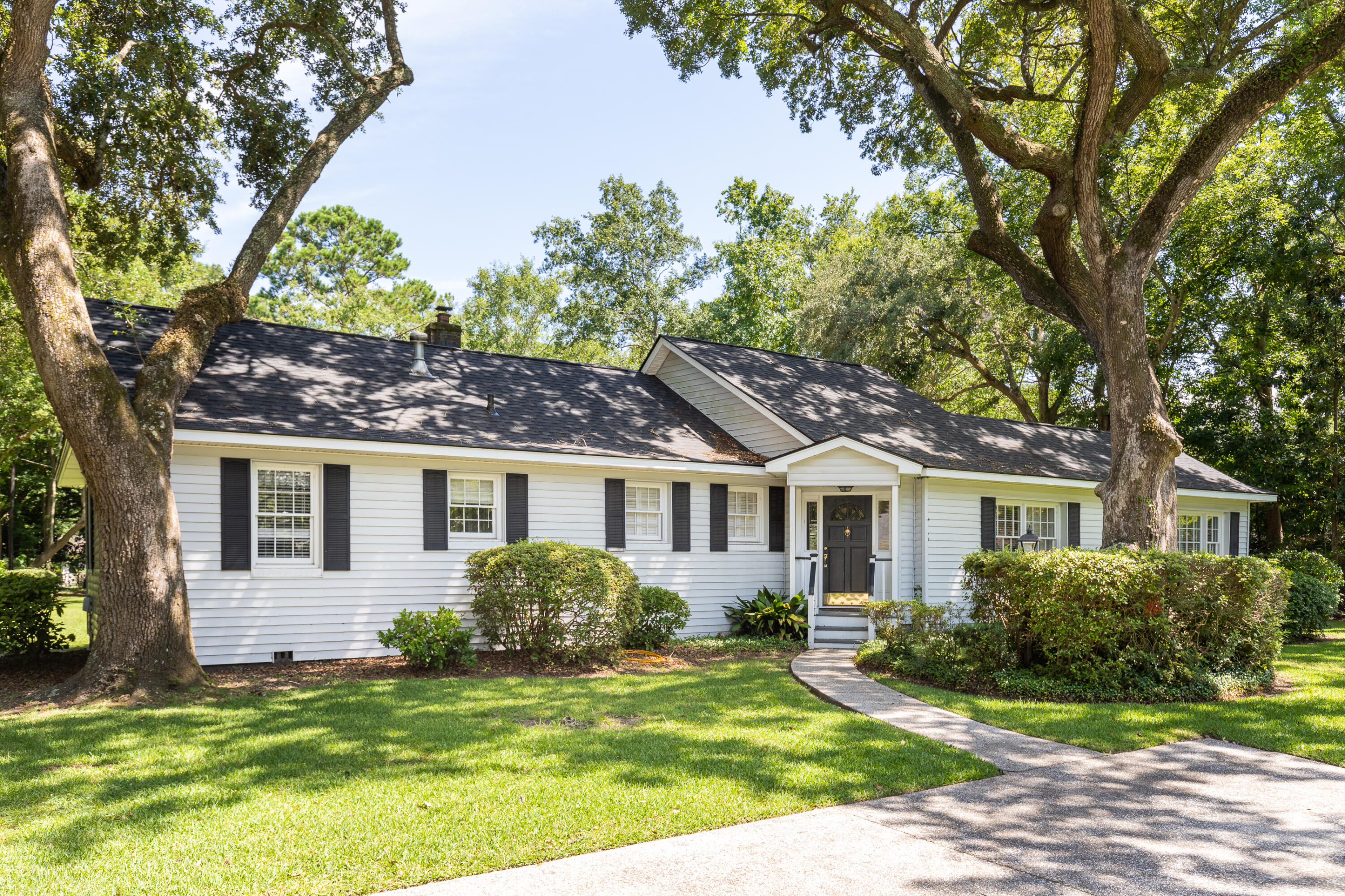 1433 Hale Road Mount Pleasant, SC 29464 - Photo 2 of 33 1433HaleRoad-KeenEyeMarketing-19