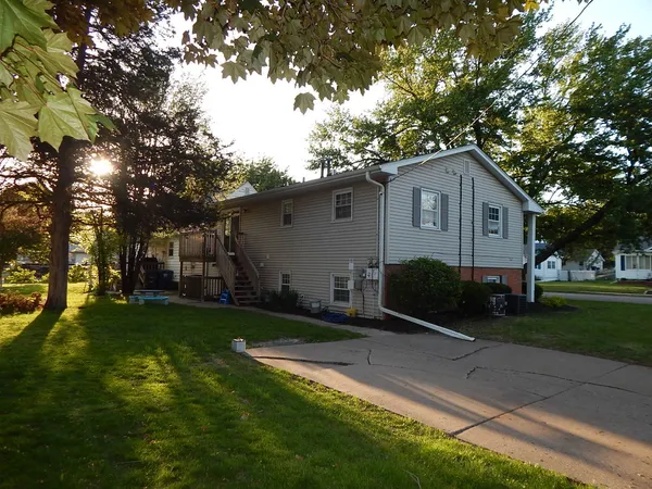 $200,000 | 931-933 Grant Street, Bettendorf, IA 52722