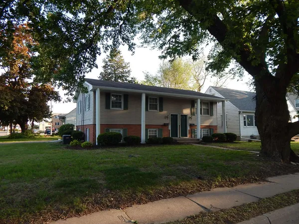 $200,000 | 931-933 Grant Street, Bettendorf, IA 52722