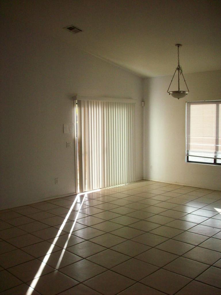 917 West Carter Road Phoenix, AZ 85041 - Photo 5 of 7 Vaulted Ceilings