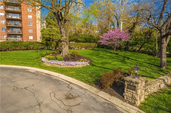 $475,000 | 4550 Warwick Boulevard, Unit 11011102, Kansas City, MO 64111