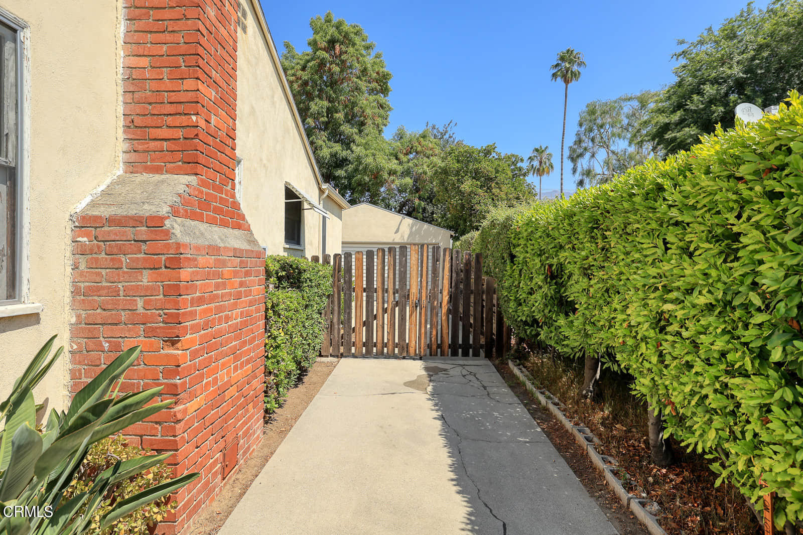 563 Toolen Place Pasadena, CA 91103 - Photo 10 of 12 a view of a pathway both side of house