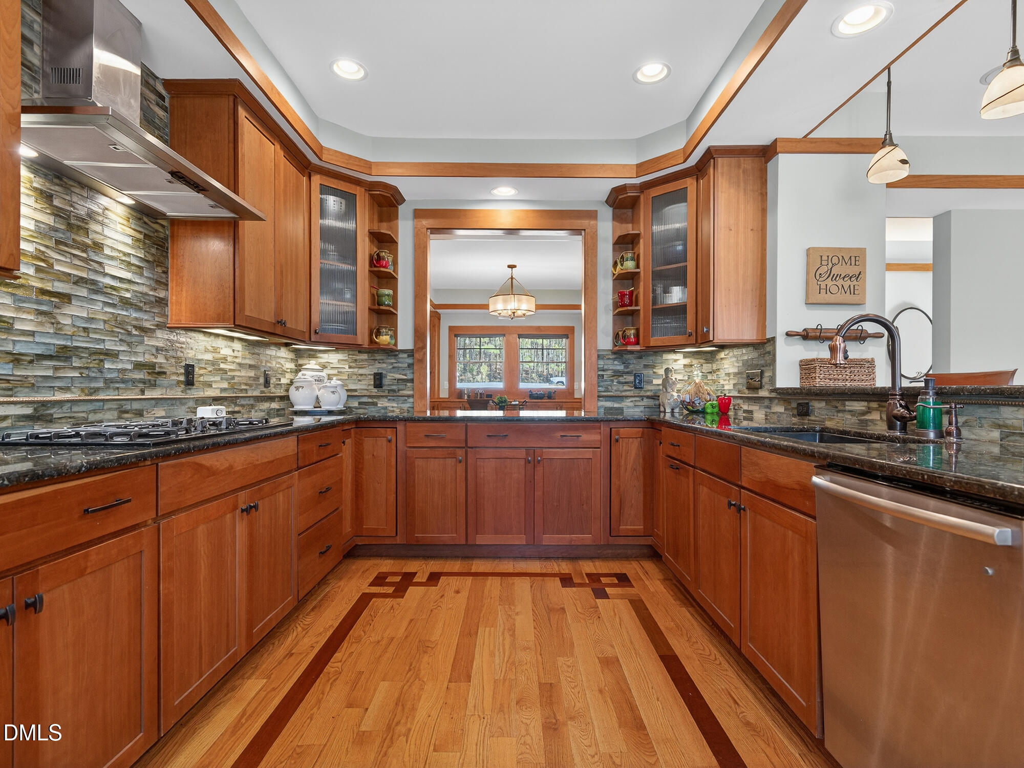031_InTrust_Realty_Lee_5505_Strathmore-8