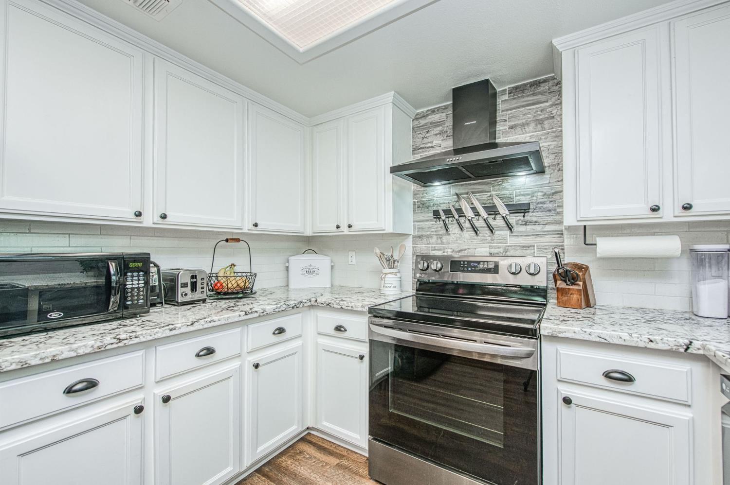 980 North Adler Avenue Clovis, CA 93611 - Photo 16 of 42 a kitchen with cabinets and appliances