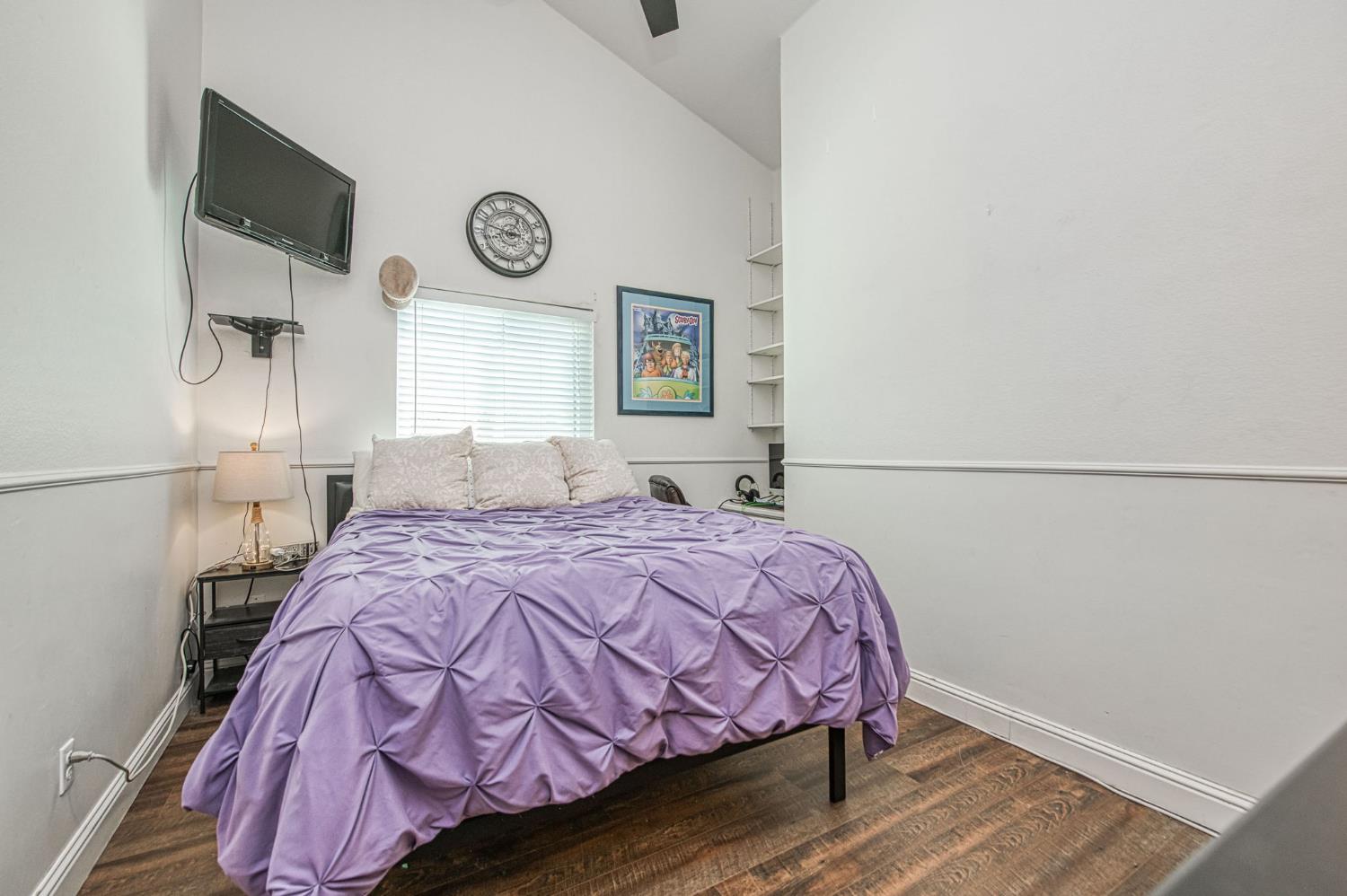 980 North Adler Avenue Clovis, CA 93611 - Photo 19 of 42 a bedroom with a bed and a window