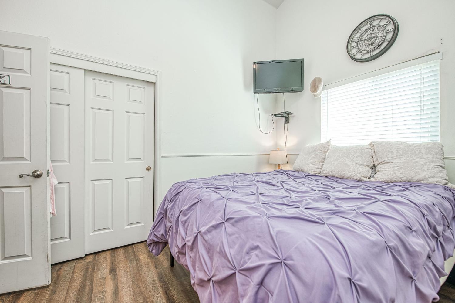 980 North Adler Avenue Clovis, CA 93611 - Photo 20 of 42 a bedroom with a bed and a window