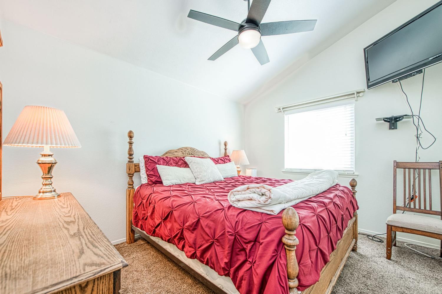 980 North Adler Avenue Clovis, CA 93611 - Photo 21 of 42 a bedroom with a bed and a lamp