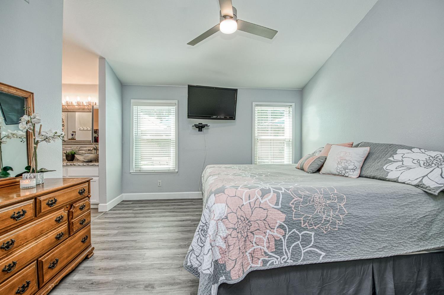 980 North Adler Avenue Clovis, CA 93611 - Photo 23 of 42 a bedroom with a bed and a flat screen tv