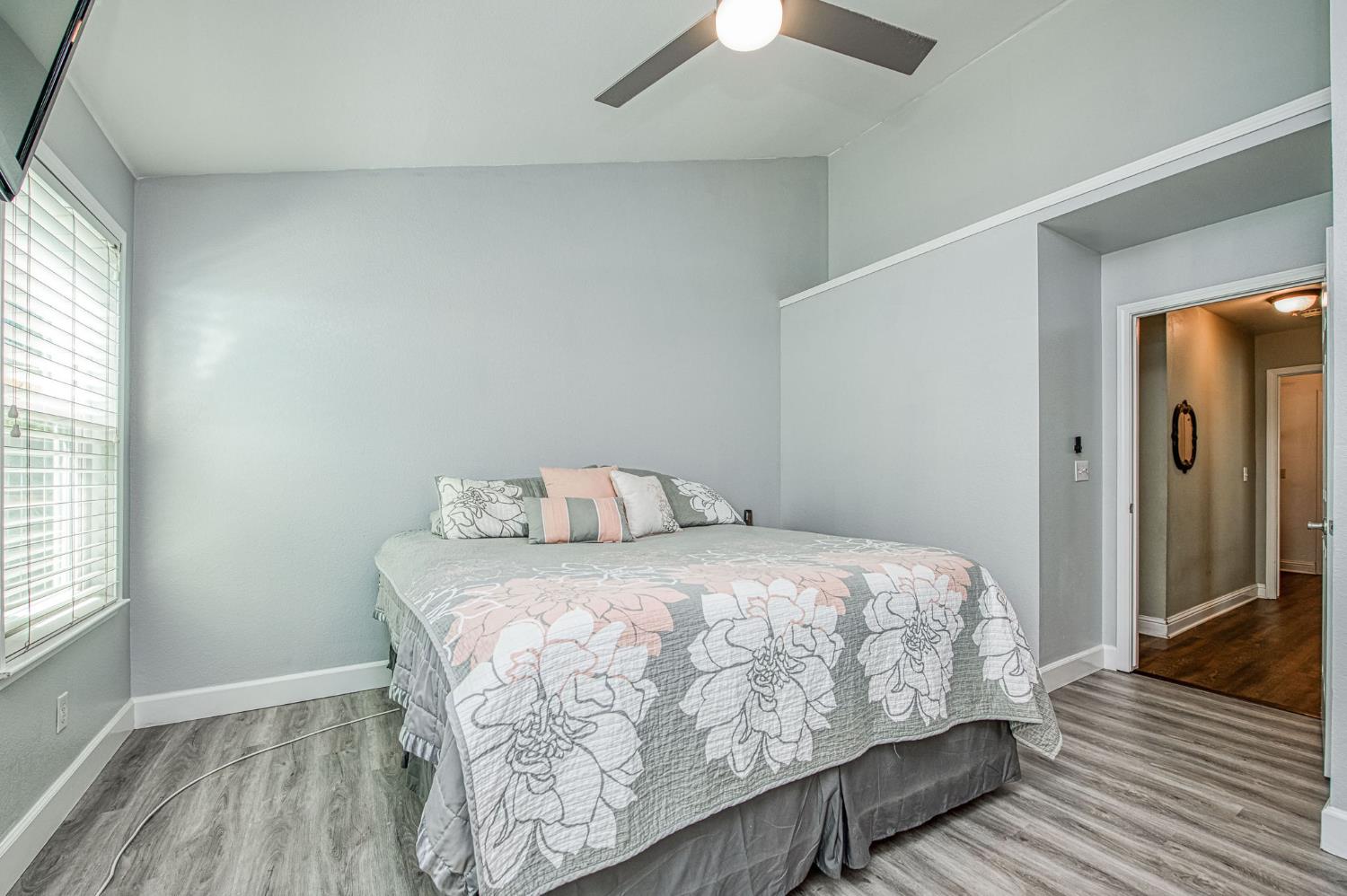 980 North Adler Avenue Clovis, CA 93611 - Photo 24 of 42 a bedroom with a bed and a window