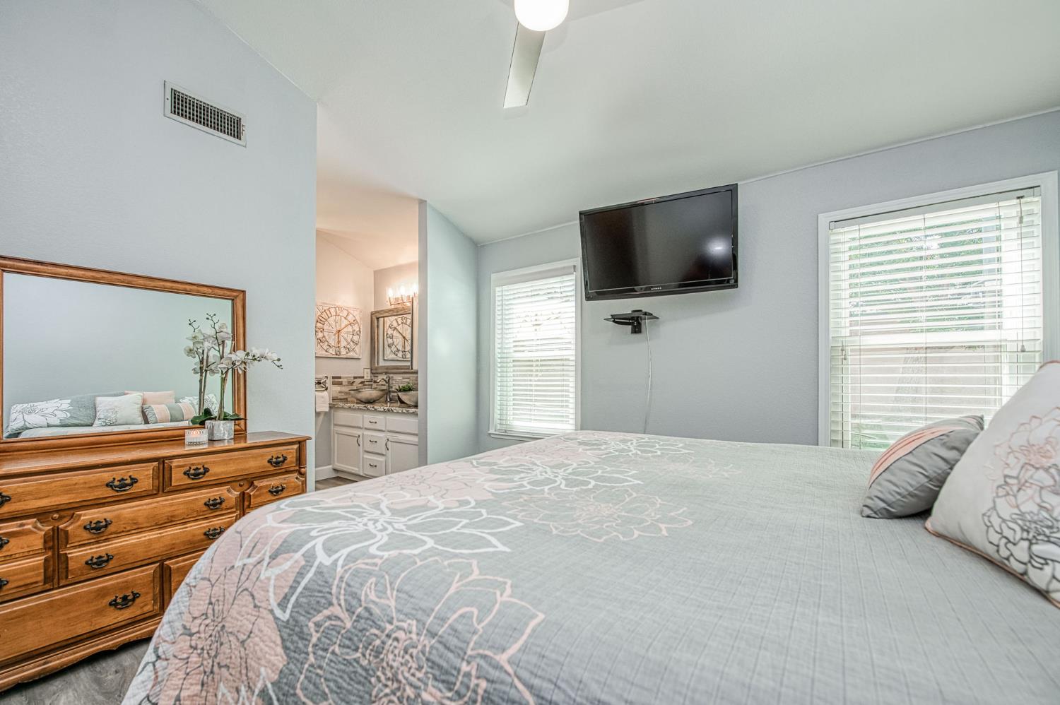 980 North Adler Avenue Clovis, CA 93611 - Photo 25 of 42 a bedroom with a bed and a flat tv screen on dresser