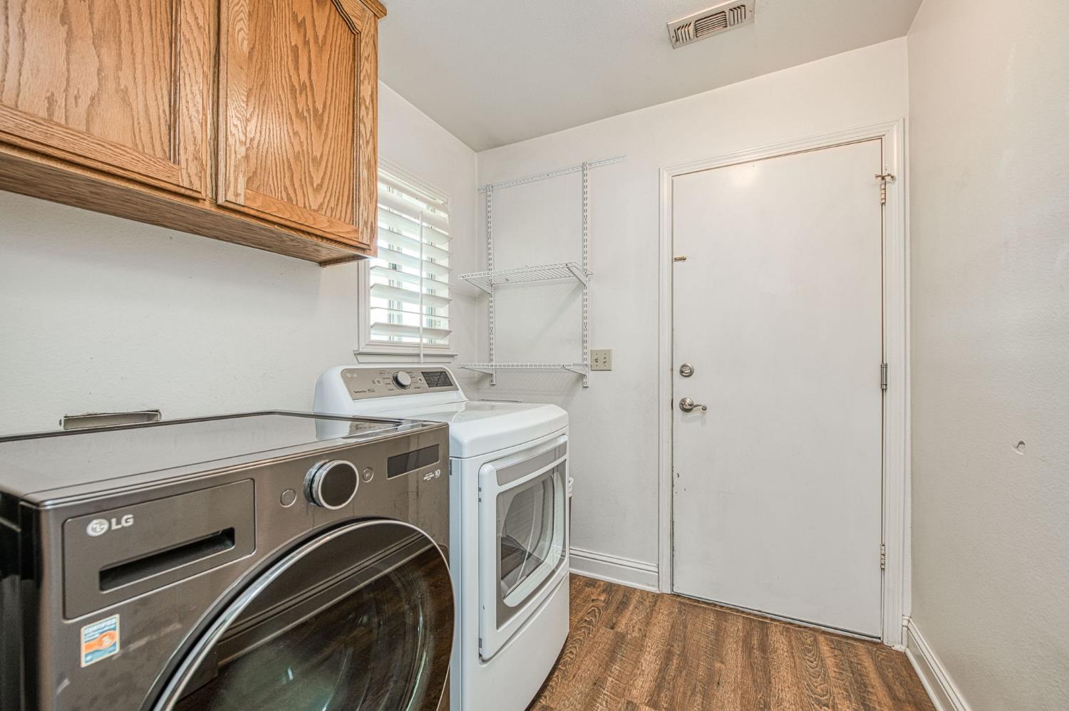 980 North Adler Avenue Clovis, CA 93611 - Photo 30 of 42 a utility room with dryer and washer