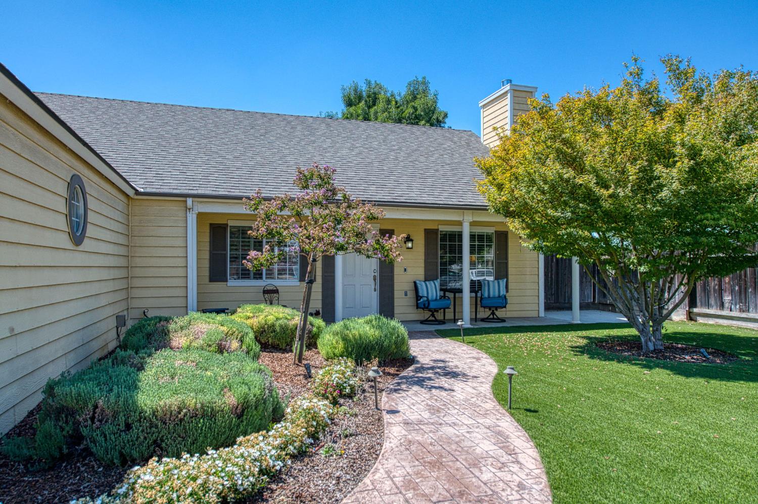 980 North Adler Avenue Clovis, CA 93611 - Photo 3 of 42 a front view of a house with garden