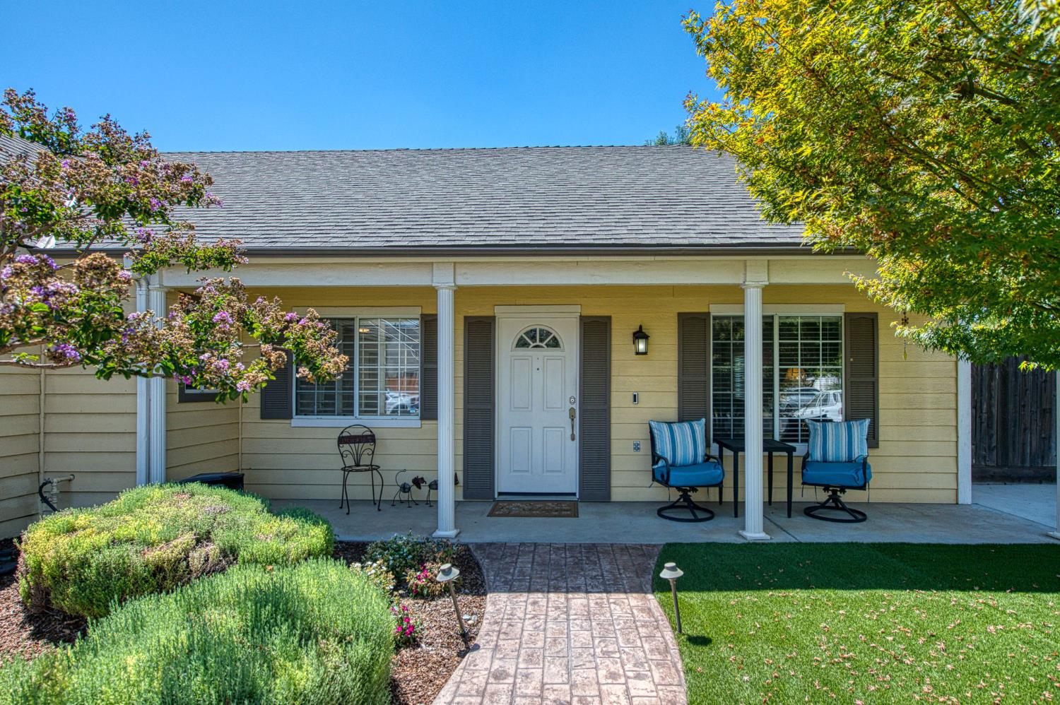 980 North Adler Avenue Clovis, CA 93611 - Photo 4 of 42 a front view of a house with a yard