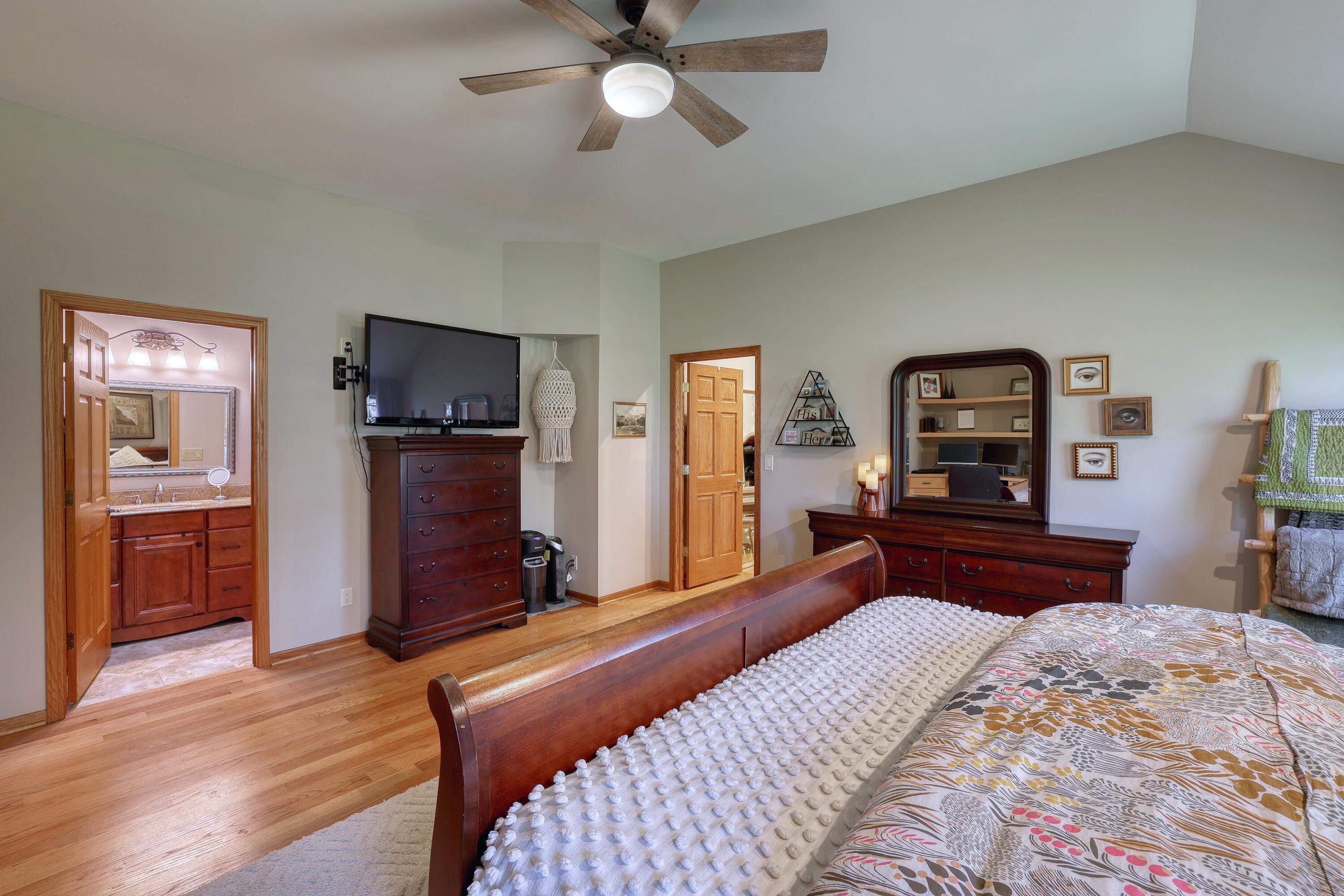 W347N6022 Rd I Oconomowoc, WI 53066 - Photo 23 of 45 20