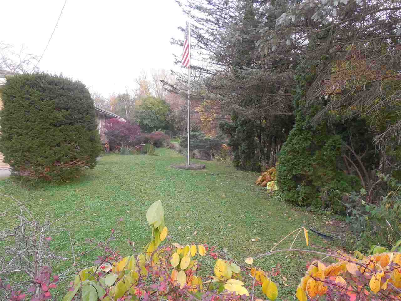 3305 Spring Creek Road Rockford, IL 61107 - Photo 15 of 20 a backyard of a house with lots of green space