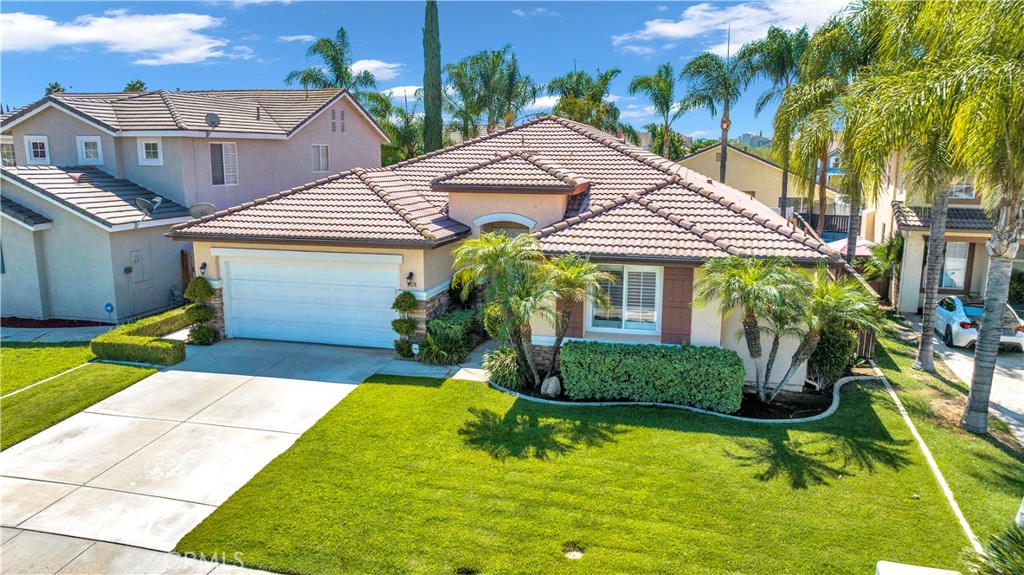 37678 Newcastle Road Murrieta, CA 92563 - Photo 3 of 44 a front view of a house with garden