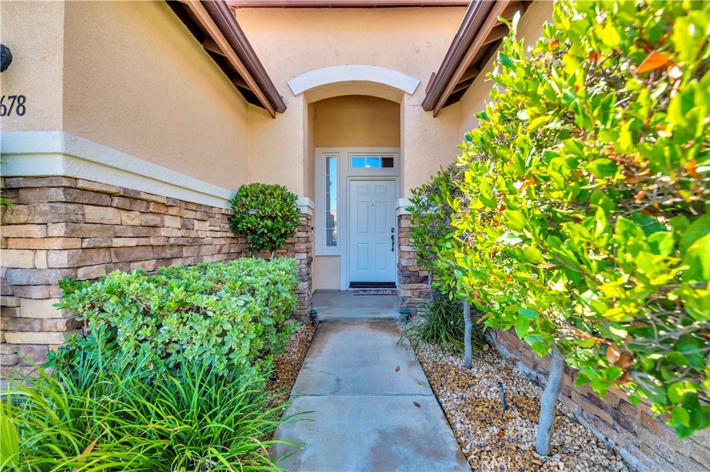 37678 Newcastle Road Murrieta, CA 92563 - Photo 10 of 44 a view of a pathway in outside of the house