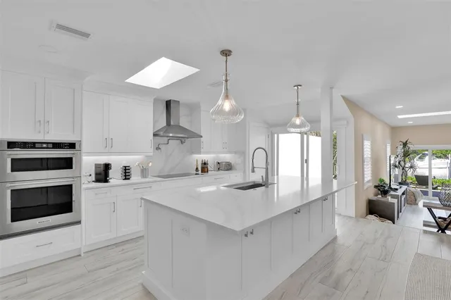 a view of a fountain in front of a house with a fountain