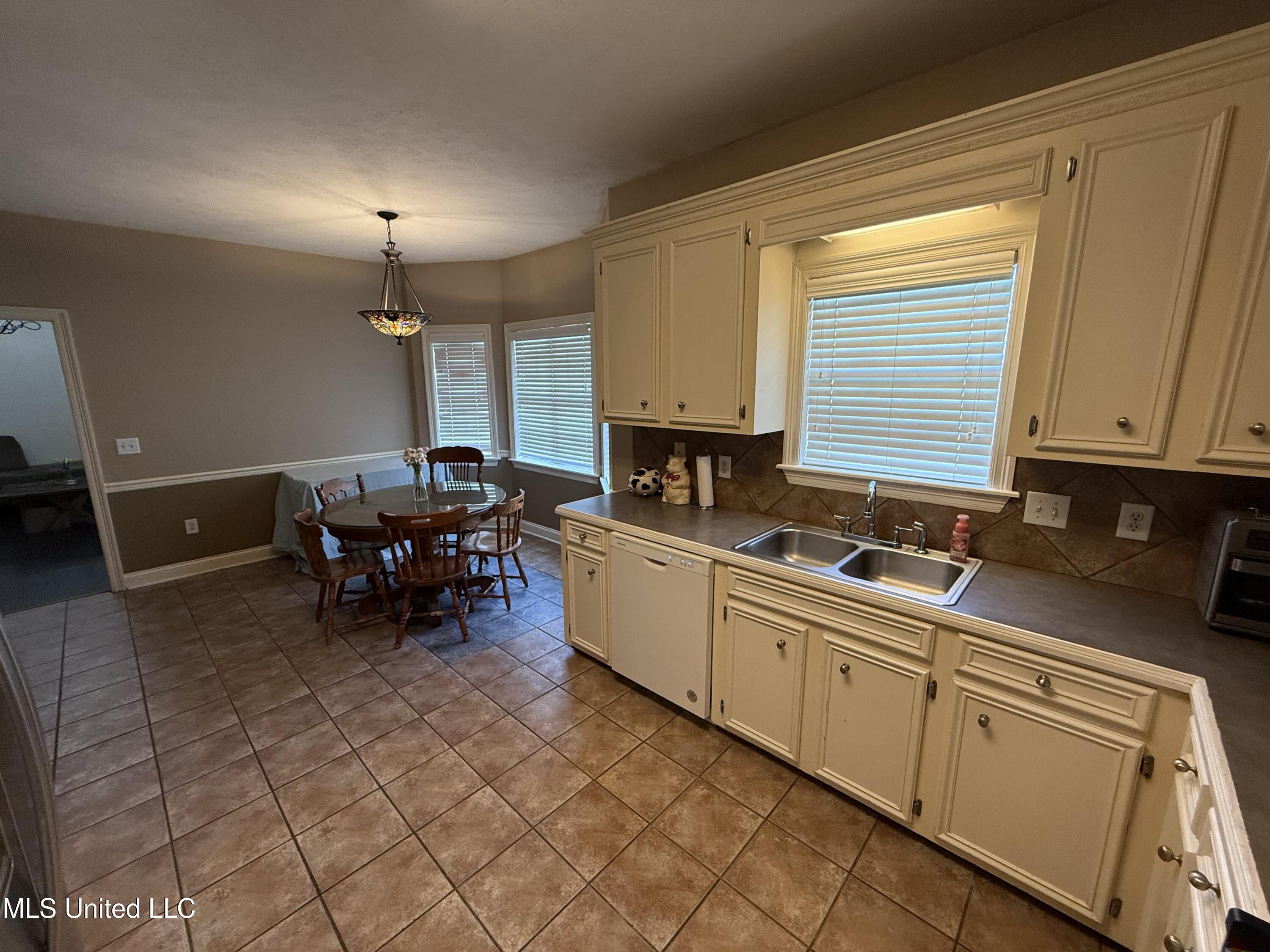 302 Chatfield Cove Madison, MS 39110 - Photo 8 of 24 IMG_4338