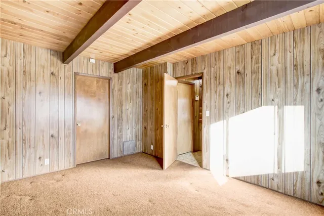 a view of an entryway of the house