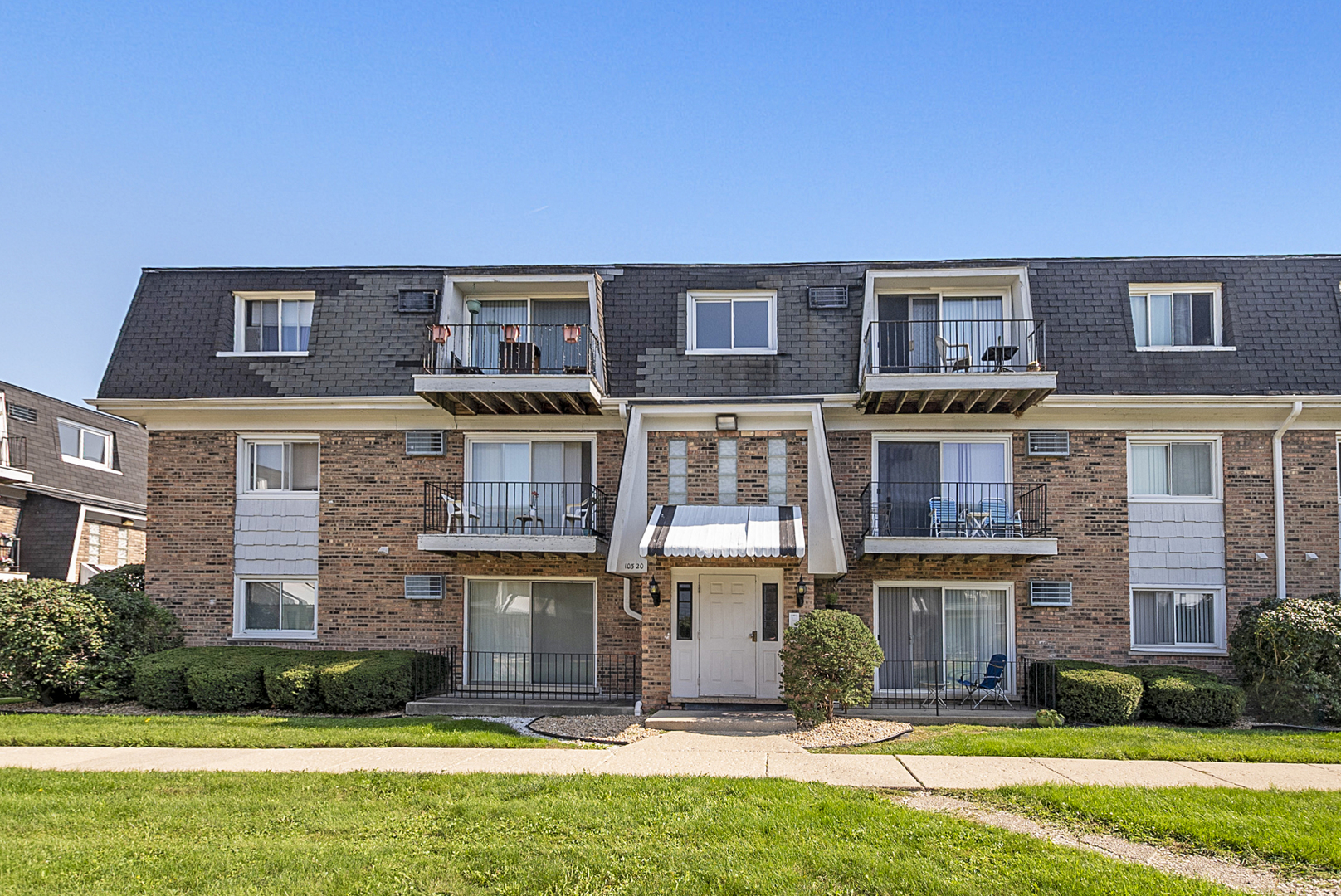 10320 Ridgeland Avenue, Unit 308 Chicago Ridge, IL 60415 - Photo 1 of 16 a front view of a house with a yard