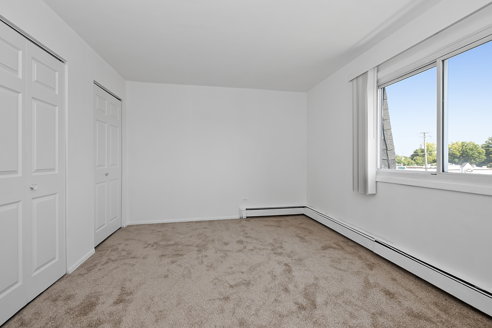 10320 Ridgeland Avenue, Unit 308 Chicago Ridge, IL 60415 - Photo 11 of 16 an empty room with a window