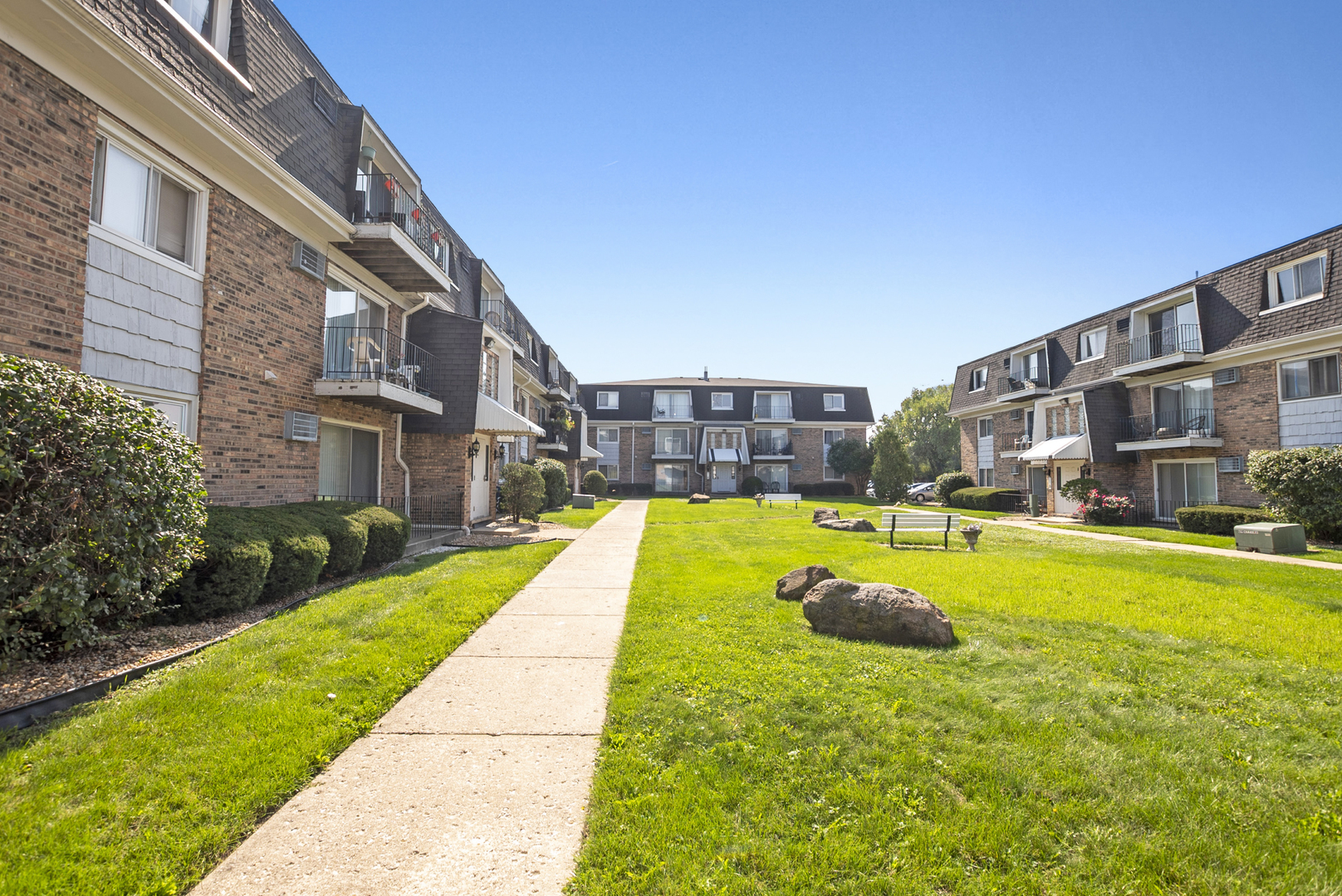 10320 Ridgeland Avenue, Unit 308 Chicago Ridge, IL 60415 - Photo 14 of 16 a swimming pool with outdoor seating and yard