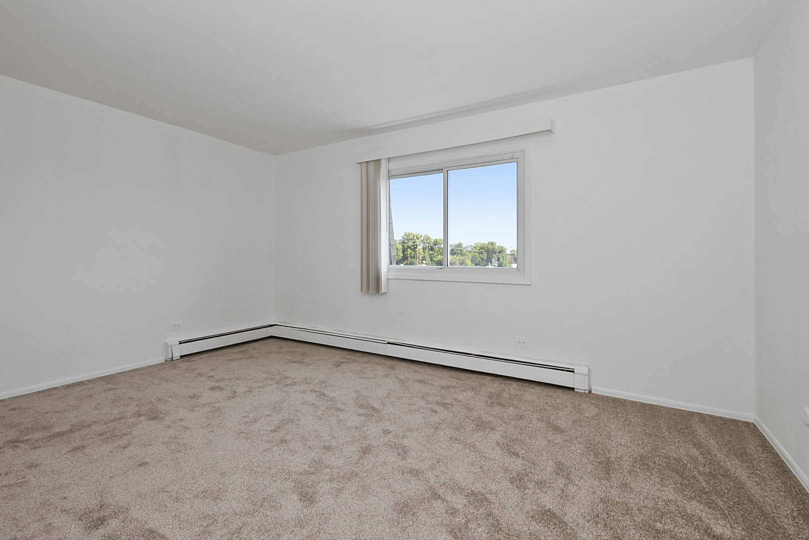 10320 Ridgeland Avenue, Unit 308 Chicago Ridge, IL 60415 - Photo 10 of 16 an empty room with a window
