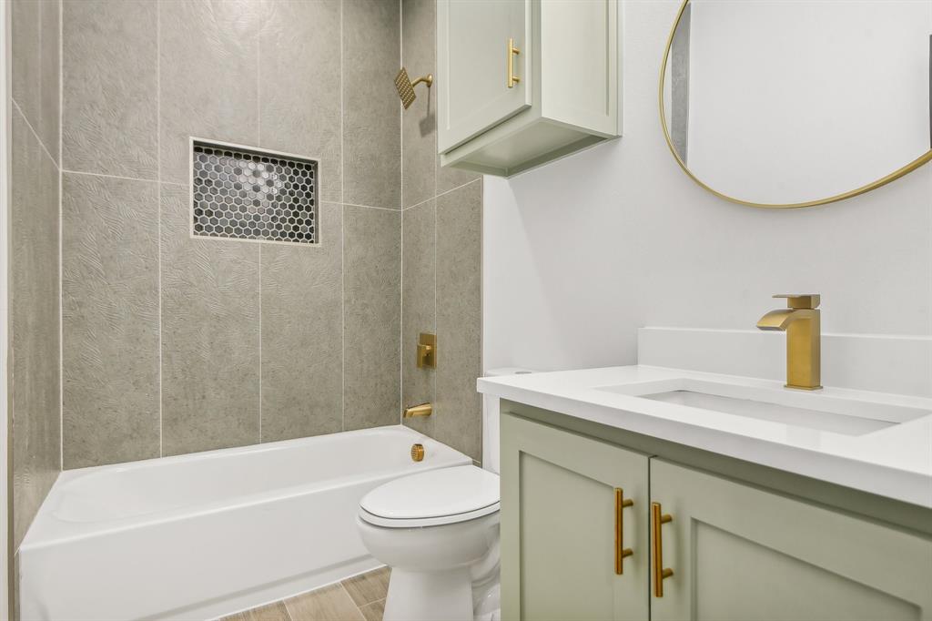 6605 Buffalo Ridge Circle Godley, TX 76044 - Photo 14 of 38 a bathroom with a sink a toilet and a bathtub