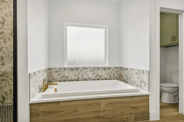 an empty room with closet and a ceiling fan