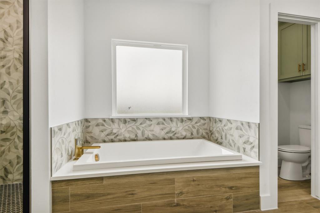 6605 Buffalo Ridge Circle Godley, TX 76044 - Photo 19 of 38 a bathroom with a bathtub and a toilet