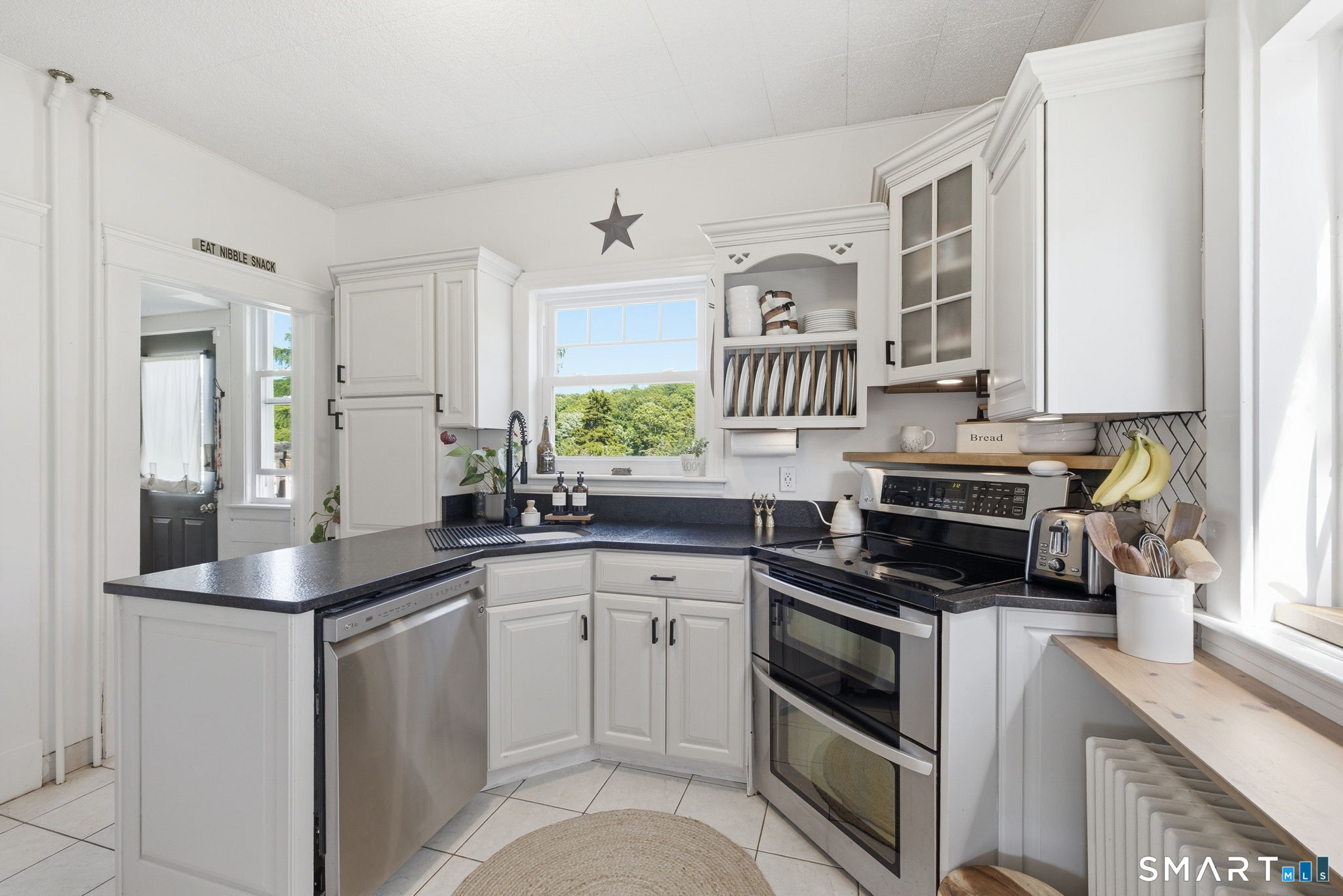 364 Coleman Road Middletown, CT 06457 - Photo 5 of 40