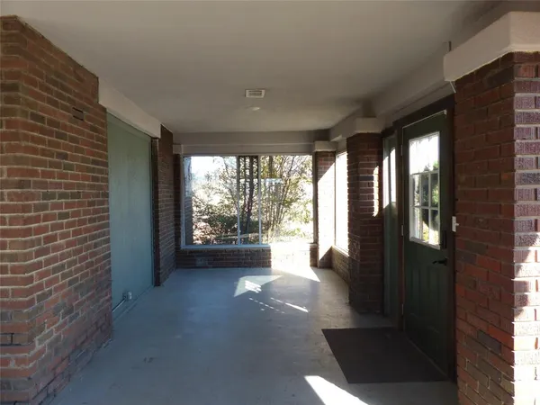 a view of empty room with floor to ceiling window and windows