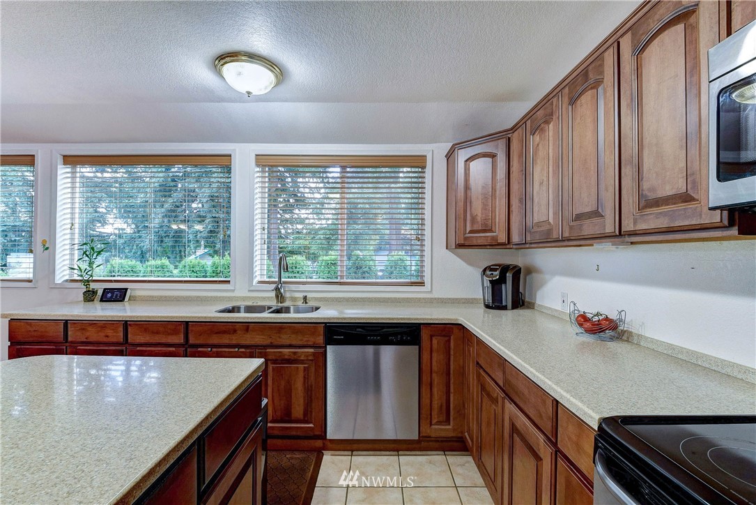 7708 Upper Ridge Road Everett, WA 98203 - Photo 8 of 24